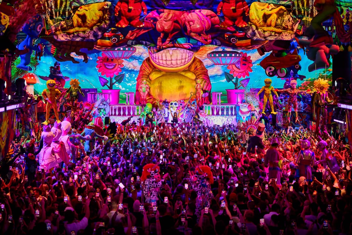 Crónica: elrow desborda UNVRS de confeti en su closing party